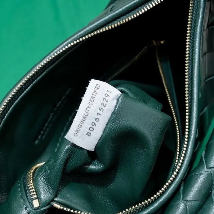 Batch 1860 Bv Shu Qi's same "Gemelli" twin bag 👇 Locked in advance 24 years of hot style 💕 Gemelli is paired with two half-moon shaped bags, matched with the brand's iconic intrecciato woven sheepskin, equipped with a detachable tubular handle, which can be used as a clutch, on the shoulder or by flipping the small crescent moon as a handle, or as a long shoulder strap 🉑️ crossbody The dual design has a personalized yet charming attitude, and the eye-catching visual impact brings an elegant and fashionable feeling. It is a bag worth buying💥 Size: 36x25x10, Model: 4281#